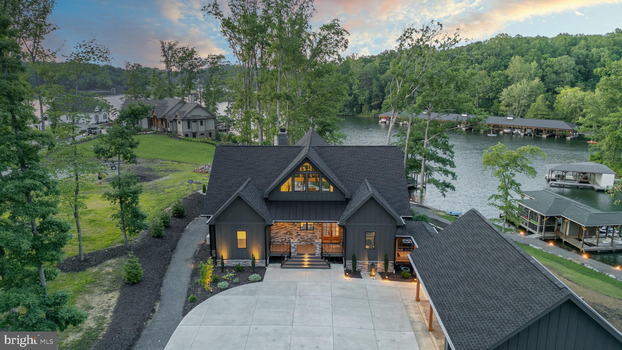 LIGHTHOUSE POINT - Residential