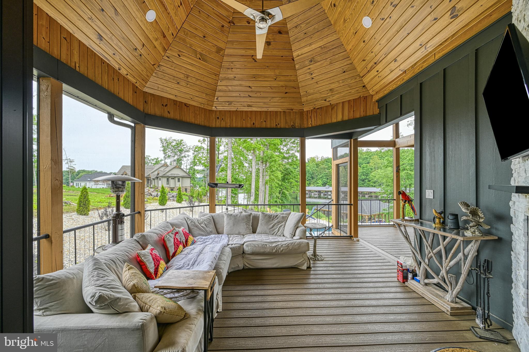 LIGHTHOUSE POINT - Residential