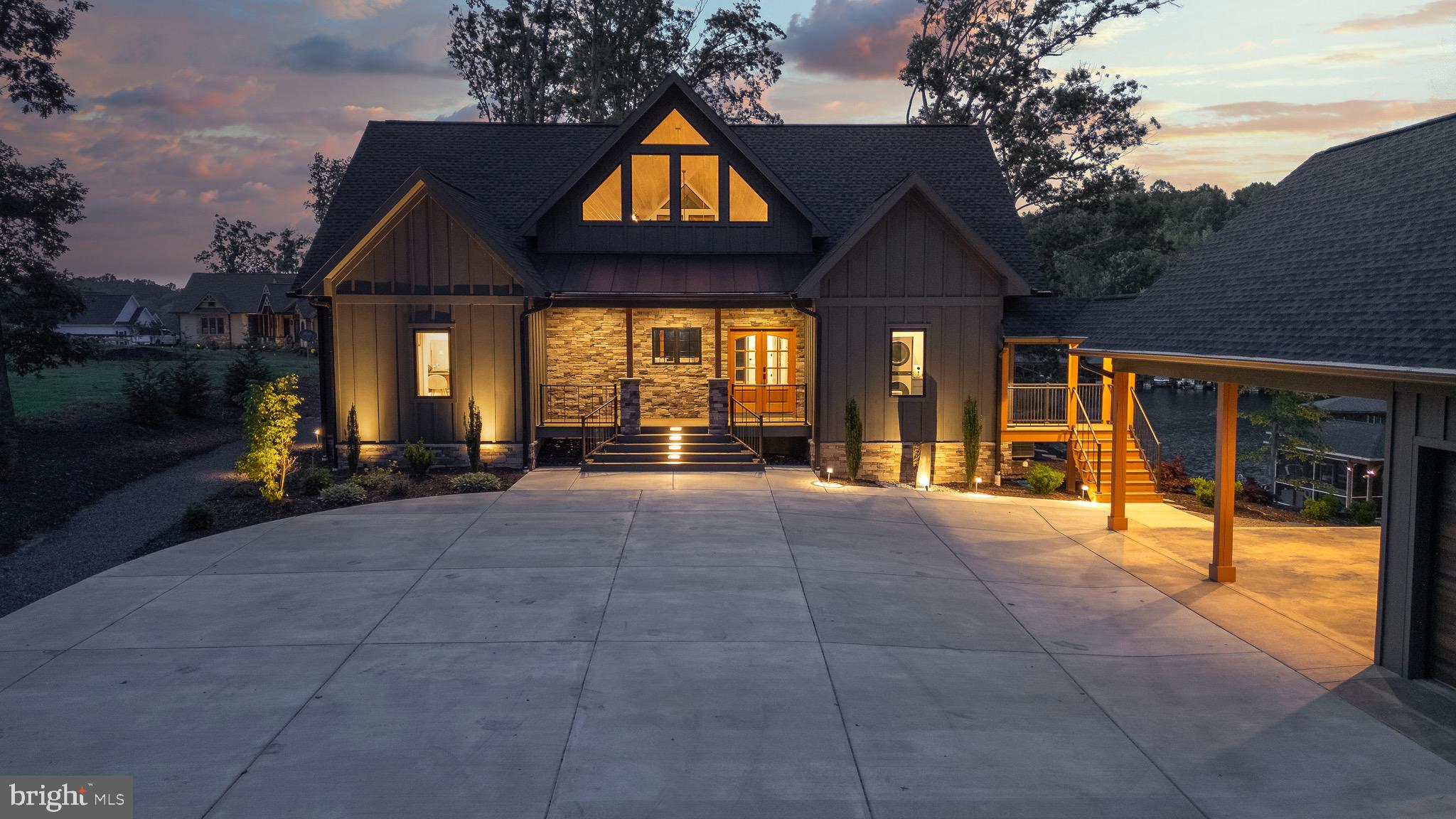 LIGHTHOUSE POINT - Residential