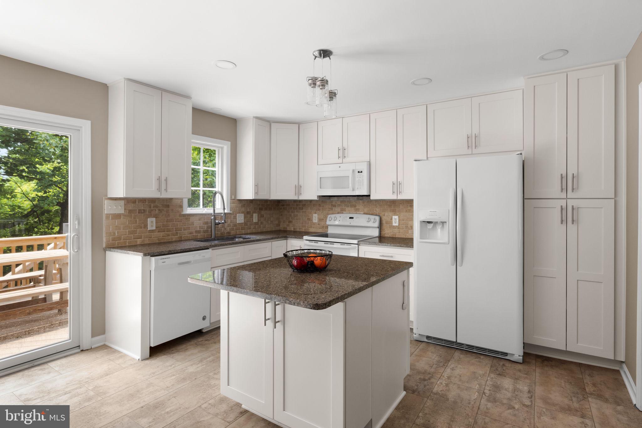 LAKE FRONT ROYAL - Residential