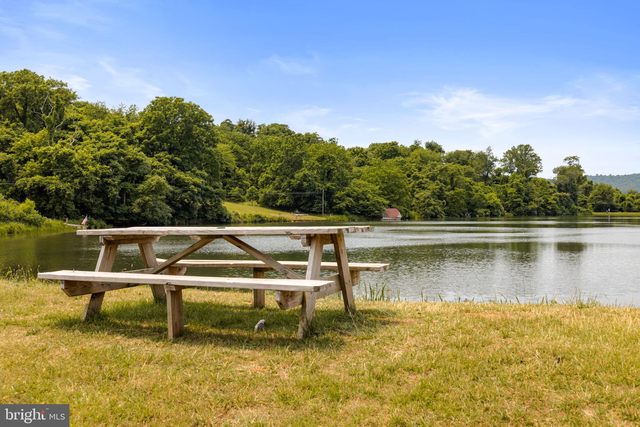 LAKE FRONT ROYAL - Residential