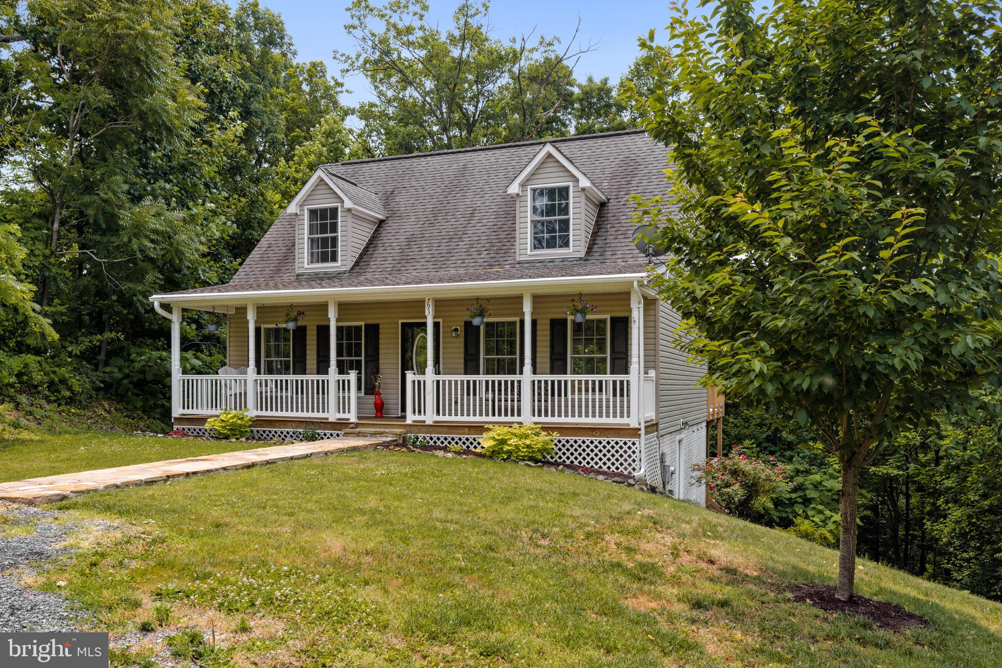 LAKE FRONT ROYAL - Residential