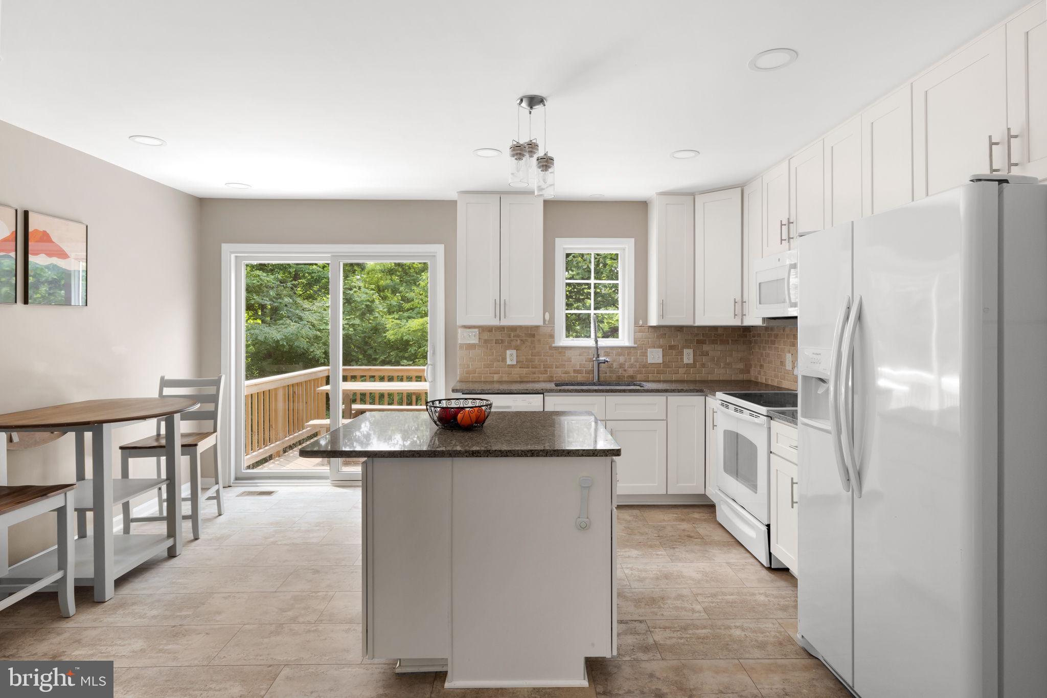 LAKE FRONT ROYAL - Residential