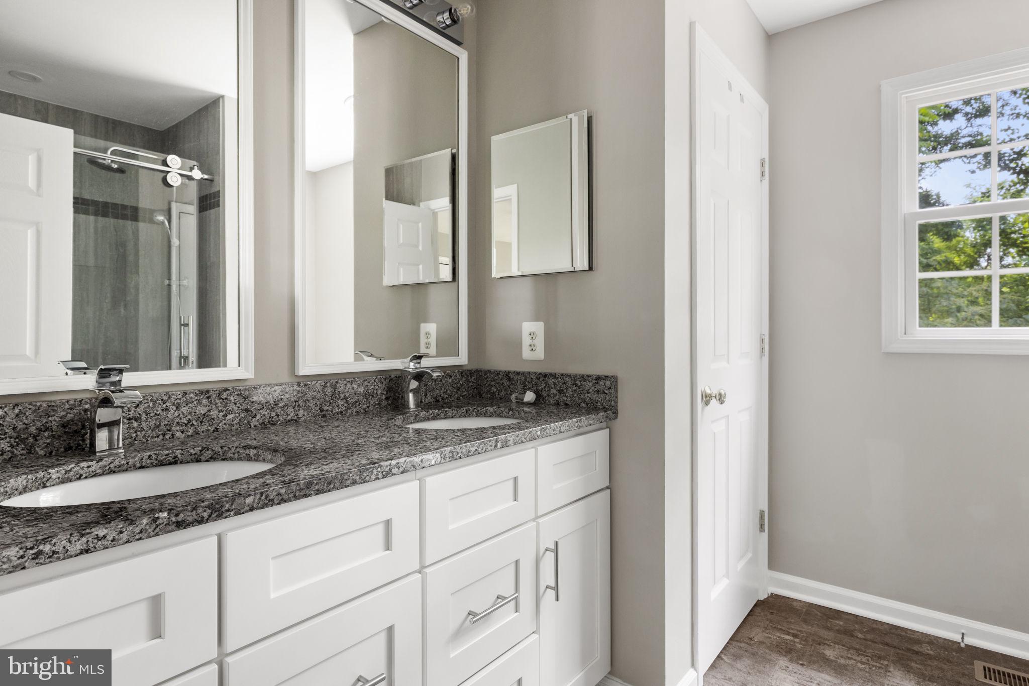 LAKE FRONT ROYAL - Residential