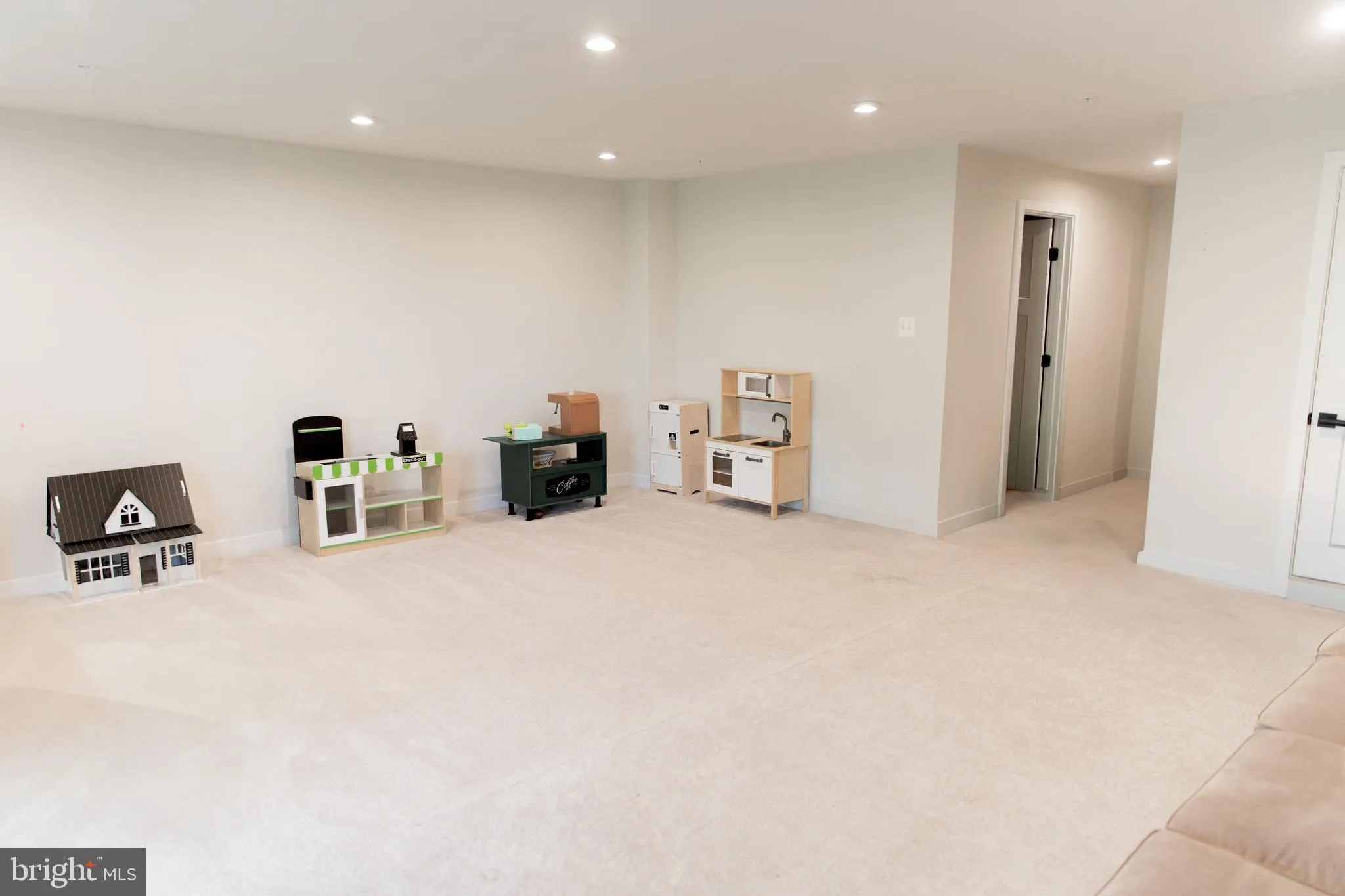 New Market, Maryland 21774, United States, 5 Bedrooms Bedrooms, ,5 BathroomsBathrooms,Residential,Active,131217