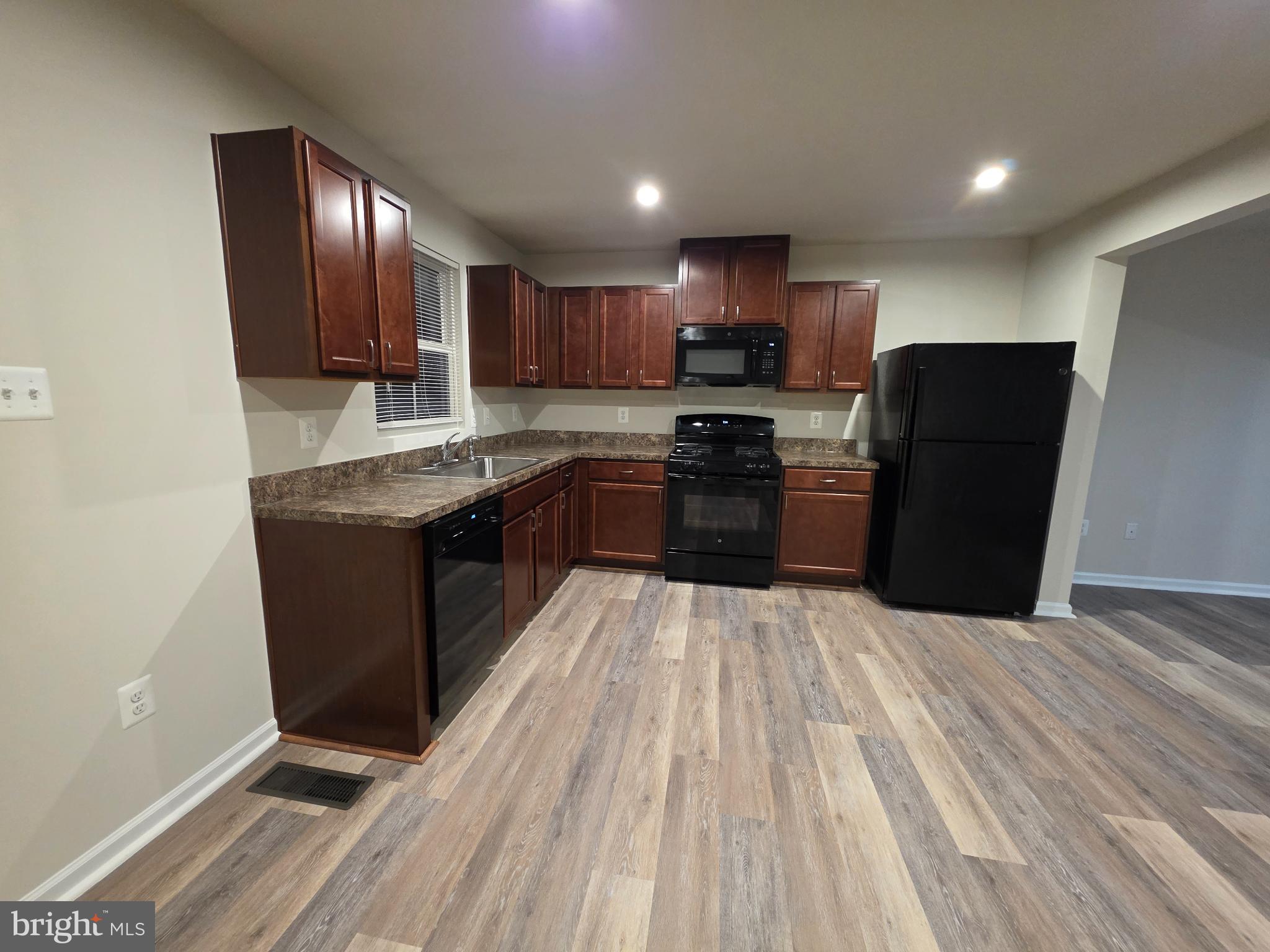 THE LAKES AT MARTINSBURG - Residential Lease