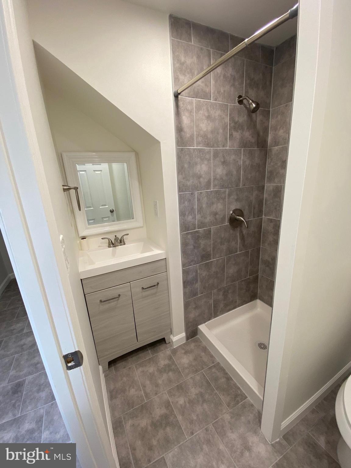 THE LAKES AT MARTINSBURG - Residential Lease