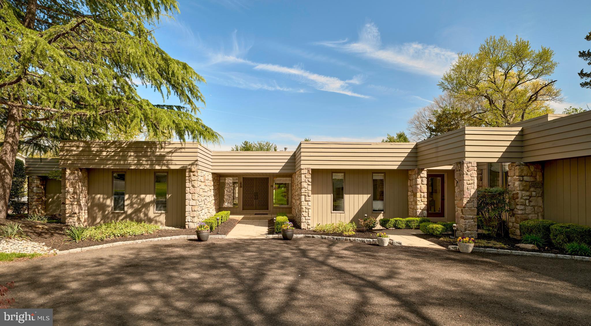 860 DUKES DRIVE