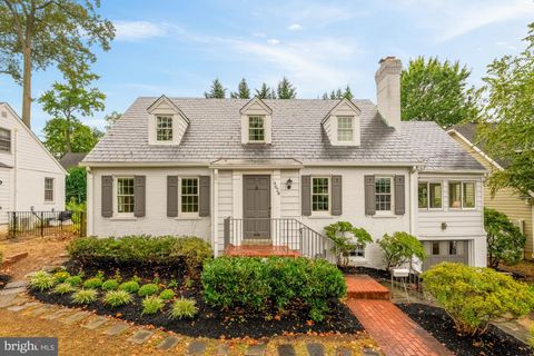 Photo of 4628 N Chelsea Lane, BETHESDA, MD 20814 (MLS # MDMC2183882)