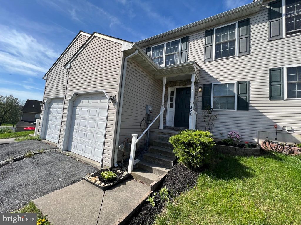 Photo of 228 PERTHSHIRE DR, LANCASTER, PA 17603 (MLS # PALA2033398)