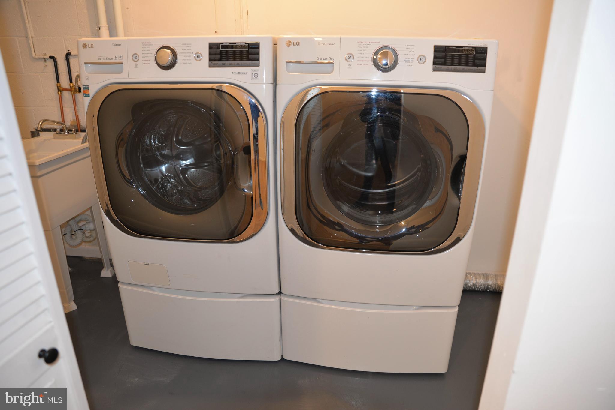 MONIKA COURTS CONDO - Residential