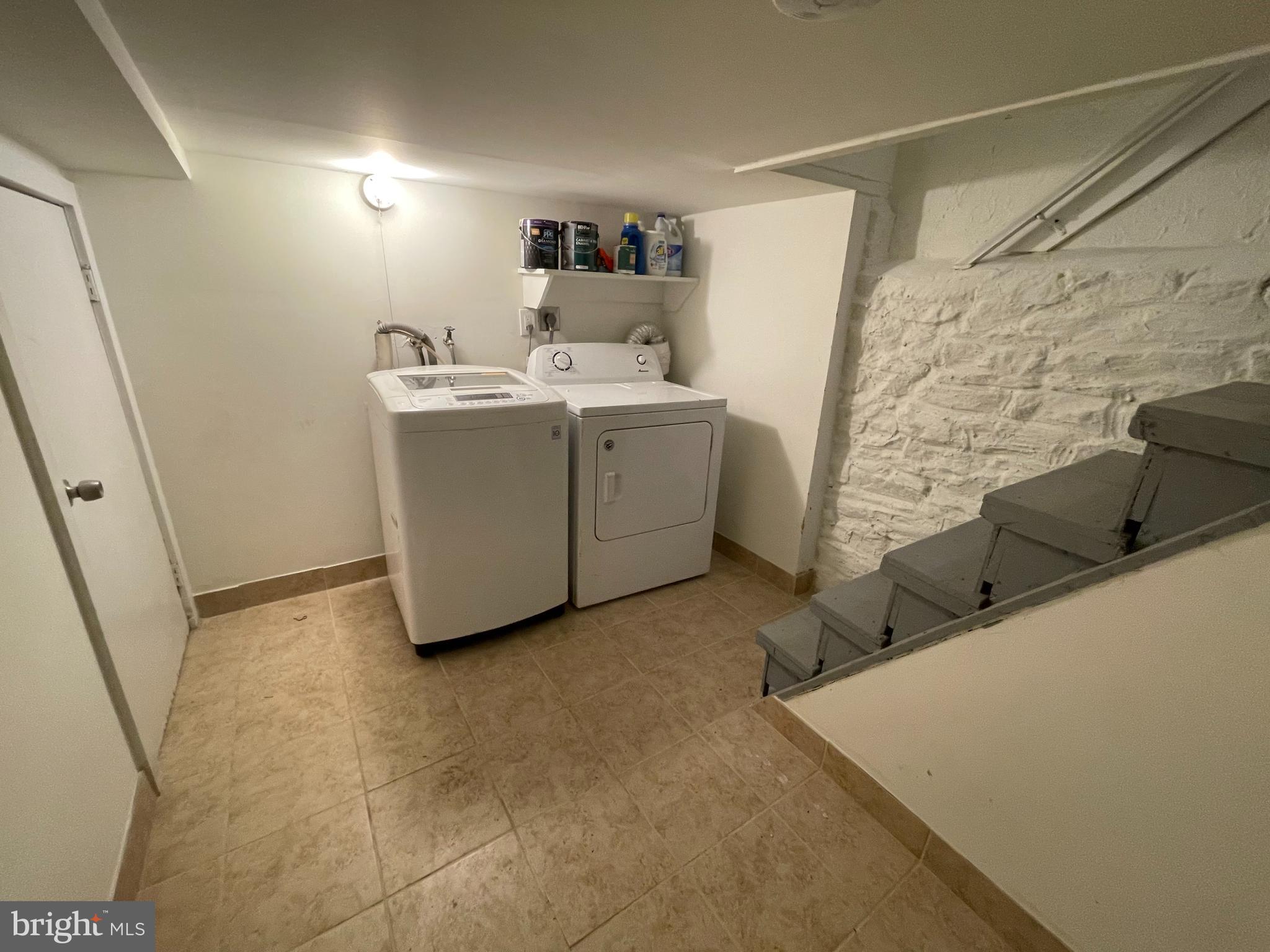 HOLLINS MARKET - Residential Lease