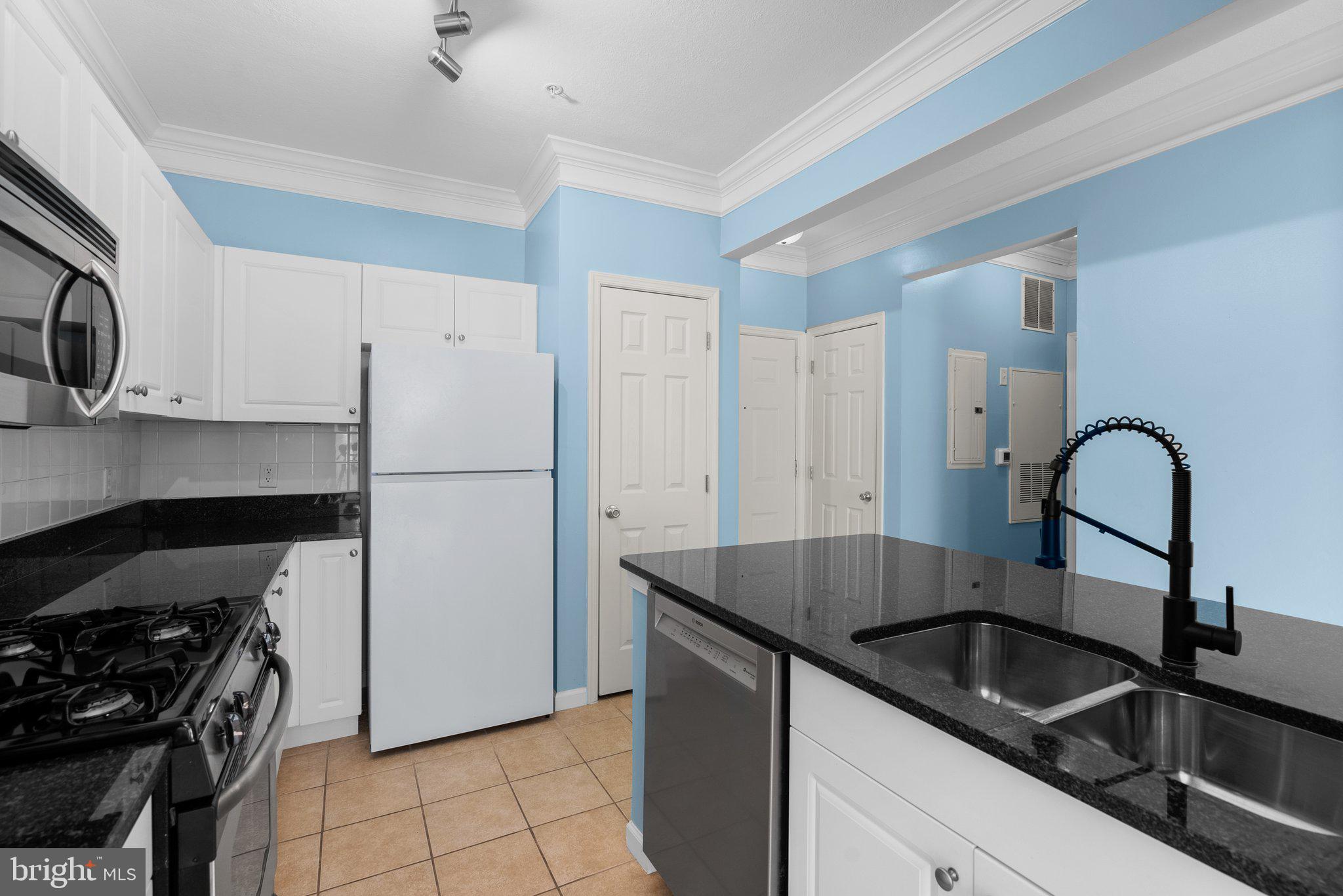 THE COLONNADE AT KENTLANDS - Residential Lease