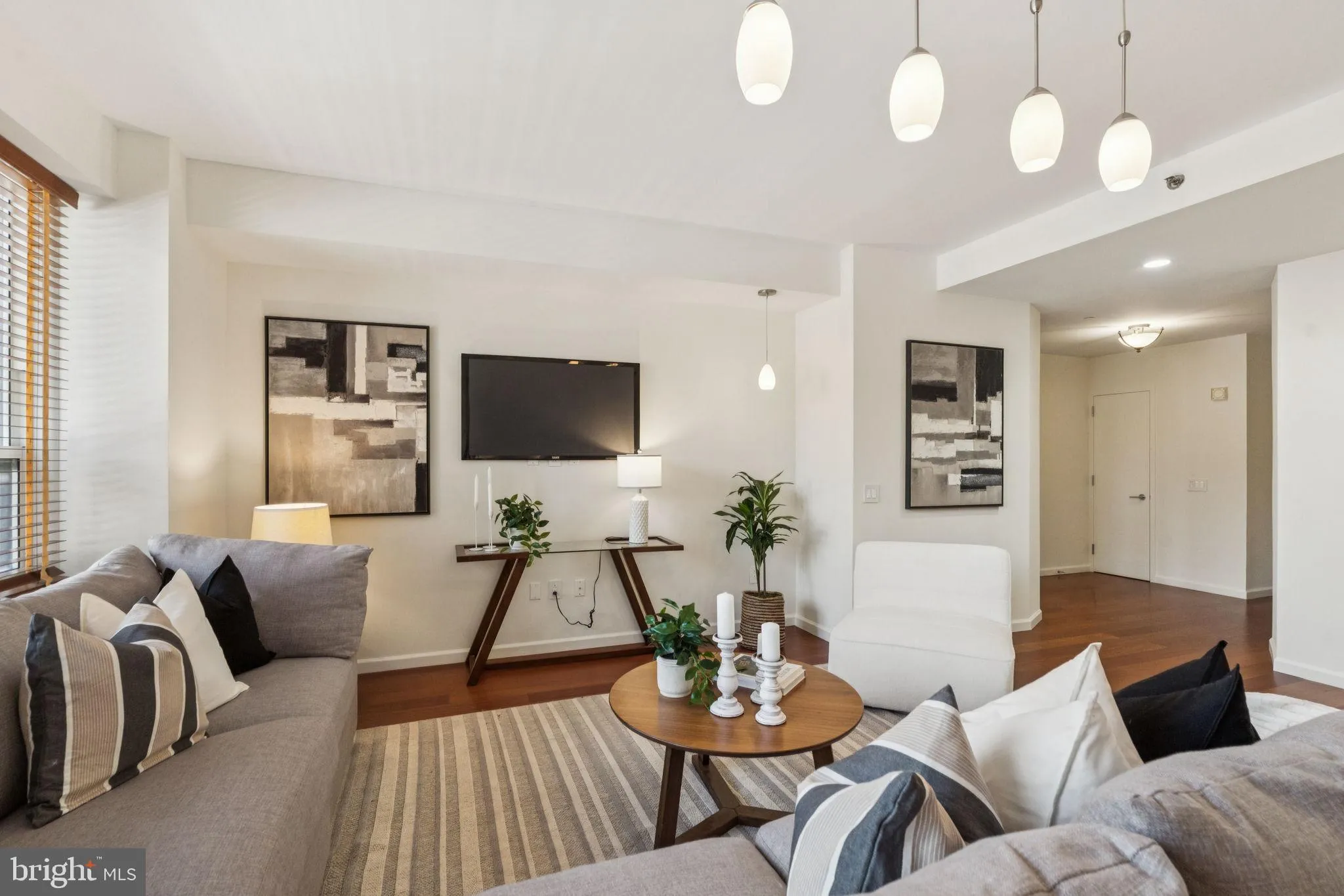 Philadelphia, Pennsylvania 19102, United States, 2 Bedrooms Bedrooms, ,2 BathroomsBathrooms,Residential,Active,180640