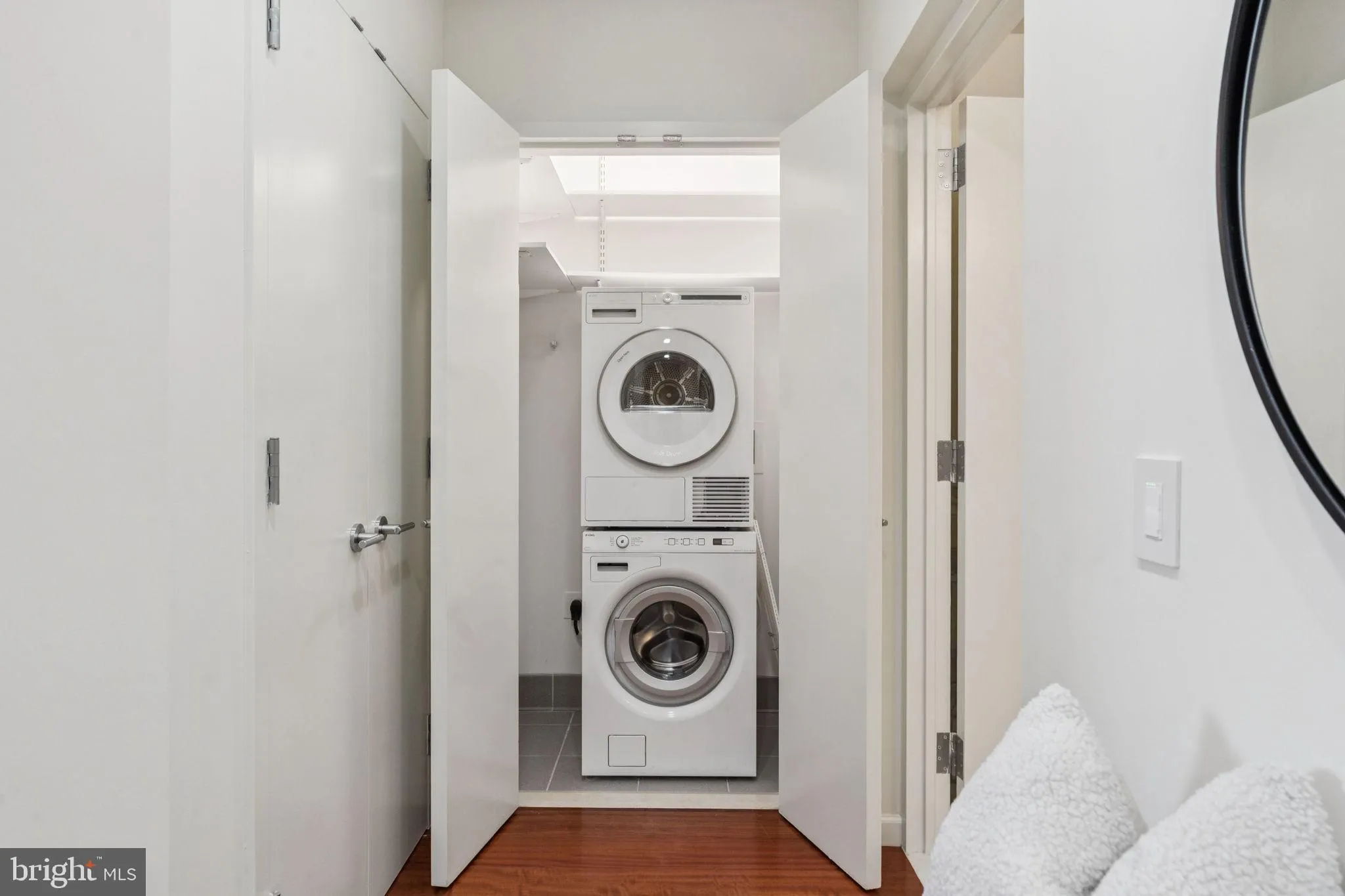 Philadelphia, Pennsylvania 19102, United States, 2 Bedrooms Bedrooms, ,2 BathroomsBathrooms,Residential,Active,180640