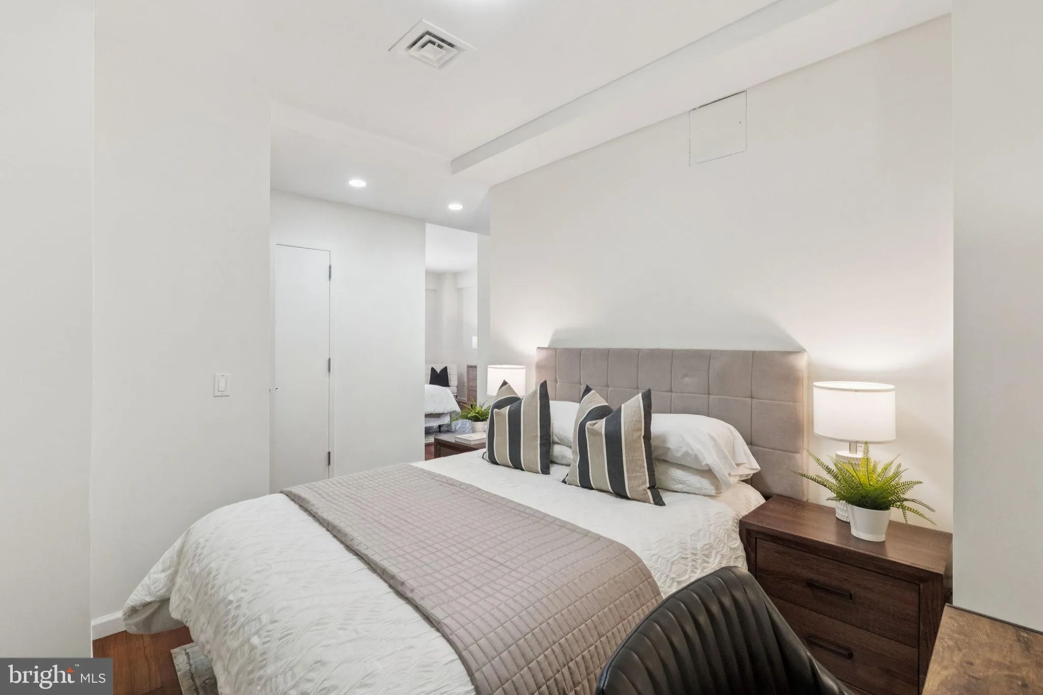 Philadelphia, Pennsylvania 19102, United States, 2 Bedrooms Bedrooms, ,2 BathroomsBathrooms,Residential,Active,180640