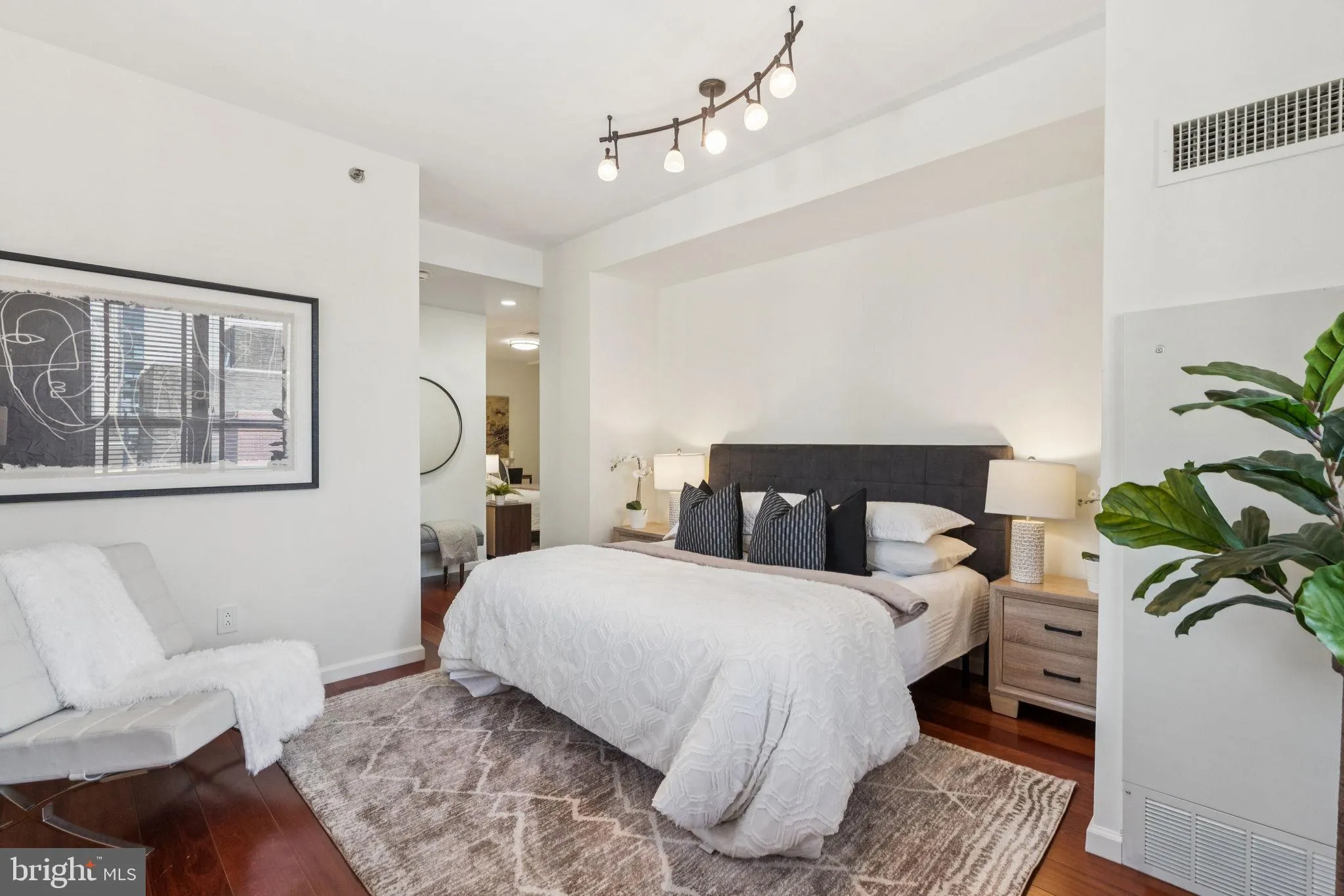 Philadelphia, Pennsylvania 19102, United States, 2 Bedrooms Bedrooms, ,2 BathroomsBathrooms,Residential,Active,180640