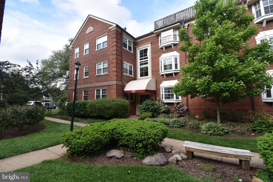 Charming one bedroom, bright and cozy, Garden Style condo. Close to Courthouse Metro, and Rosslyn Metro Stops.  New windows in 2022.  Quiet neighborhoo.  1 parking space  included, pet OK.  Great location 10 min walk to metro (Rosslyn or Courthouse), and  shops and restaurants. Close to Georgetown and DC. Minutes to Potomac River and Custis trail.