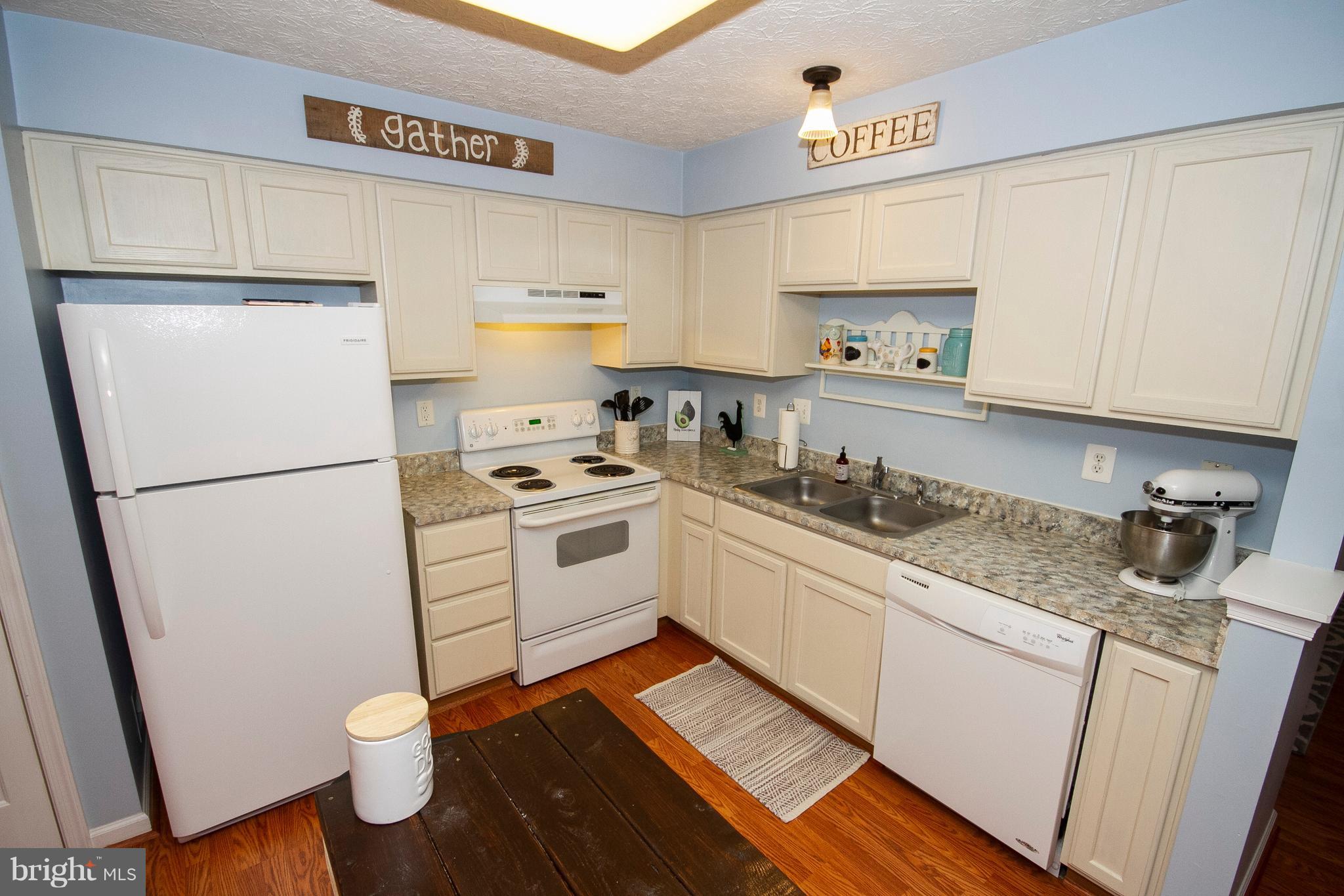 HOLLY WOODS - Residential