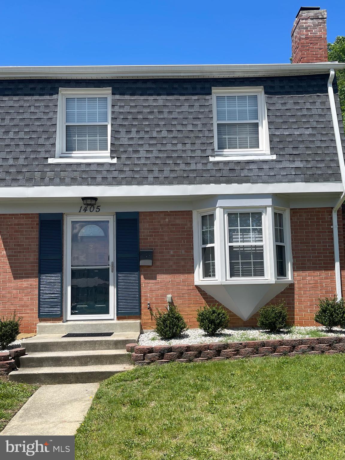Listing agent is a co-owner and has a financial interest in the property.
Renovated 3-Bedroom Townhome in Prime Pinewood Hill Location
Welcome to this beautifully updated two-level townhouse in the sought-after Pinewood Hill community! Featuring 3 spacious bedrooms, 1 full bathroom, and a convenient powder room, this home offers the perfect balance of comfort and style—ideal for families, professionals, or anyone looking for easy, modern living.
Step into a bright and open living space with sleek flooring and plenty of natural light. The combined living and dining area flows seamlessly to a private backyard patio—perfect for entertaining or unwinding after a long day. The kitchen is fully updated with stainless steel appliances, granite countertops, and ample cabinet space for all your cooking needs.
Upstairs, the spacious primary bedroom features a walk-in closet and access to the full bathroom. Two additional bedrooms provide flexibility for guests, kids, or a home office.
Located just minutes from shopping, dining, and major commuter routes, this move-in-ready home offers convenience and lifestyle in one great package.
Don’t wait—schedule your private tour today!