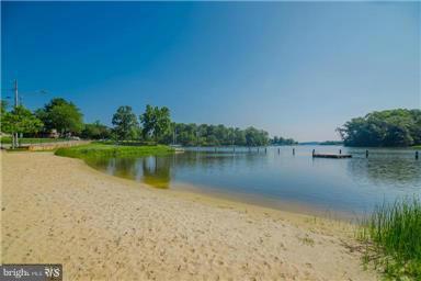 WOODLAND BEACH - Residential