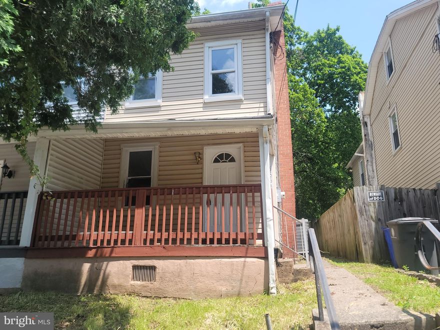 Great opportunity to own this home with the rural feel to it although you are close to everything. Just a little elbow grease will make this the perfect first time home buyer's dream home. Make your appointement today!