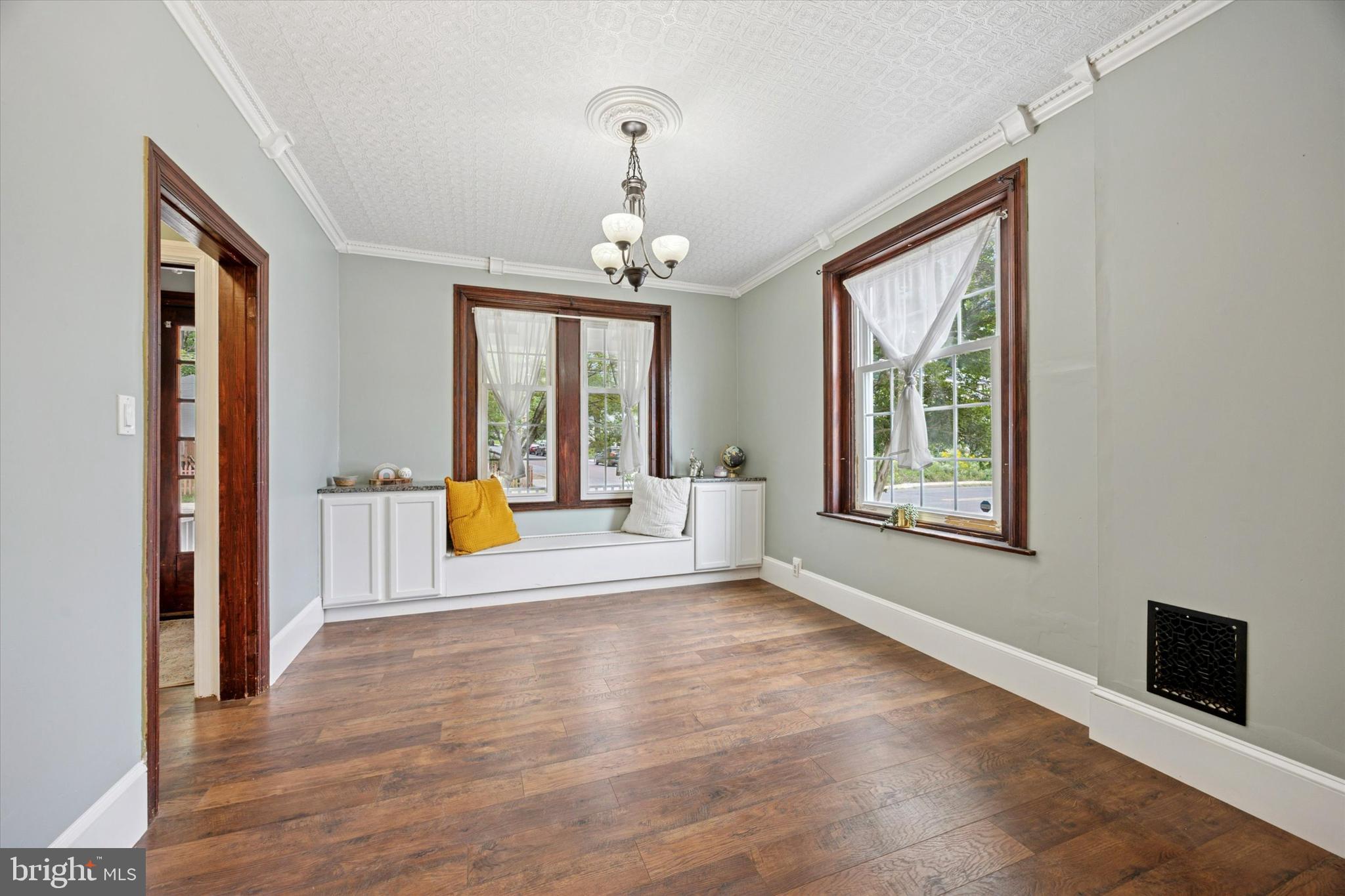 138 W WALNUT STREET