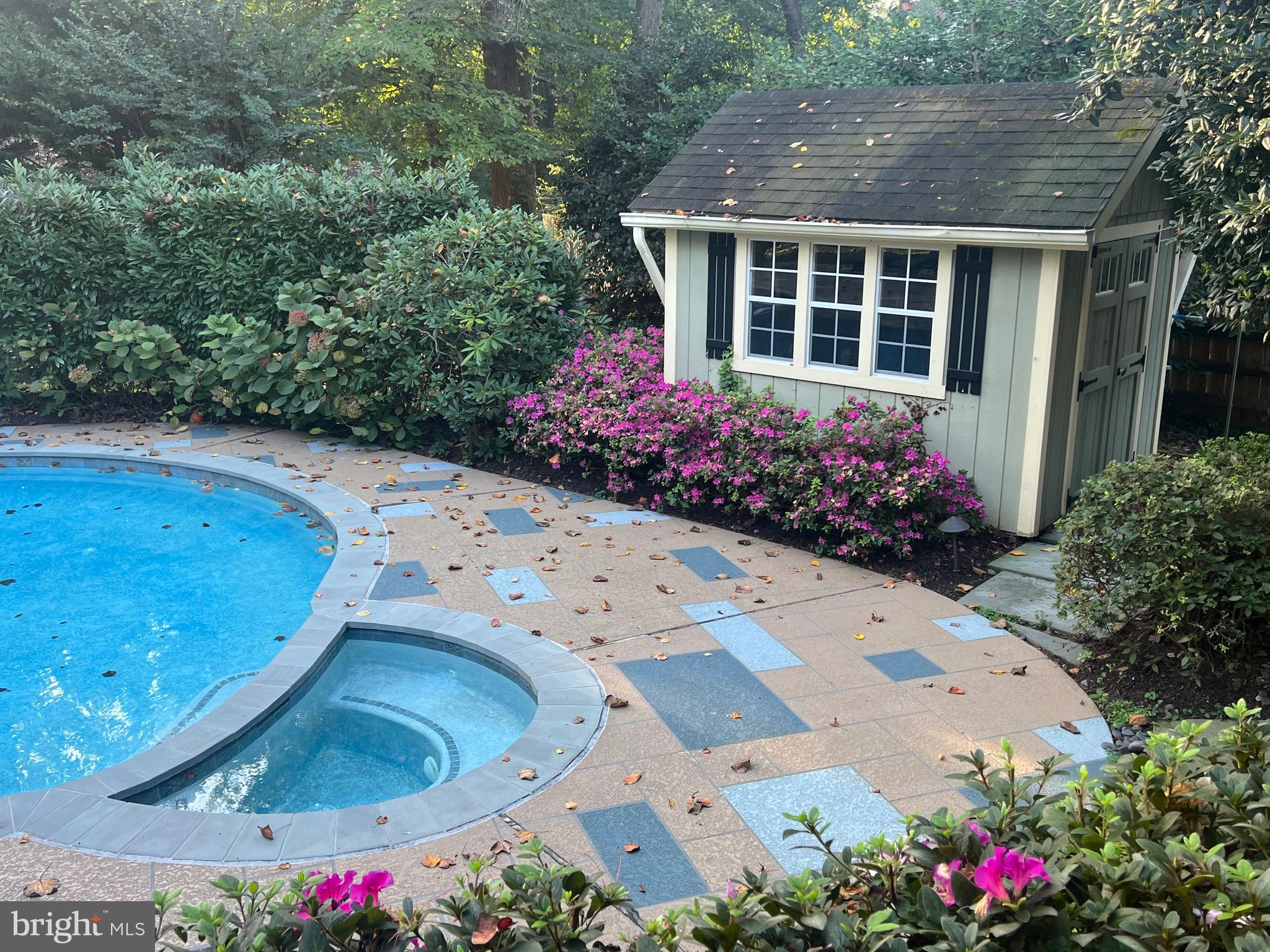 WILLIAMSBURG GARDENS - Residential