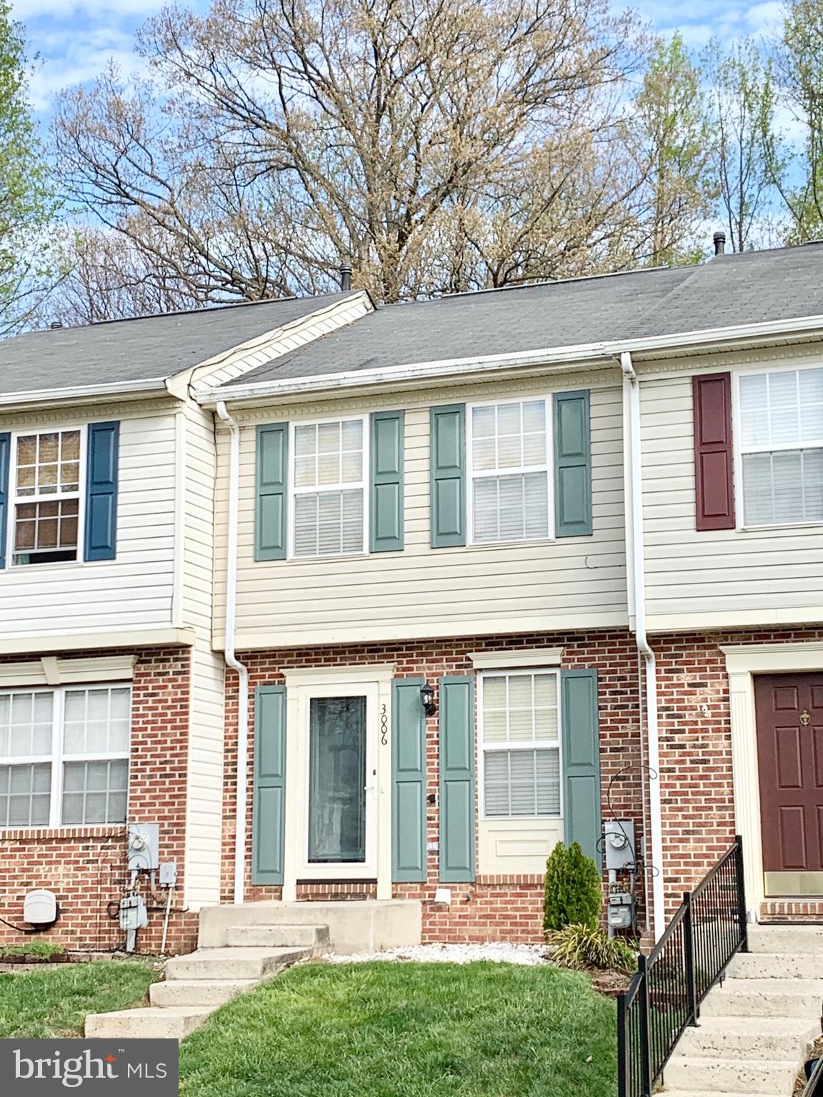 Beautiful townhome with 2 master bedrooms, and 2 full baths. Quiet neighborhood with no thru traffic. Fenced backyard backs to woods. Fresh carpet, paint, and newly renovated kitchen. Pets allowed on case by case basis.