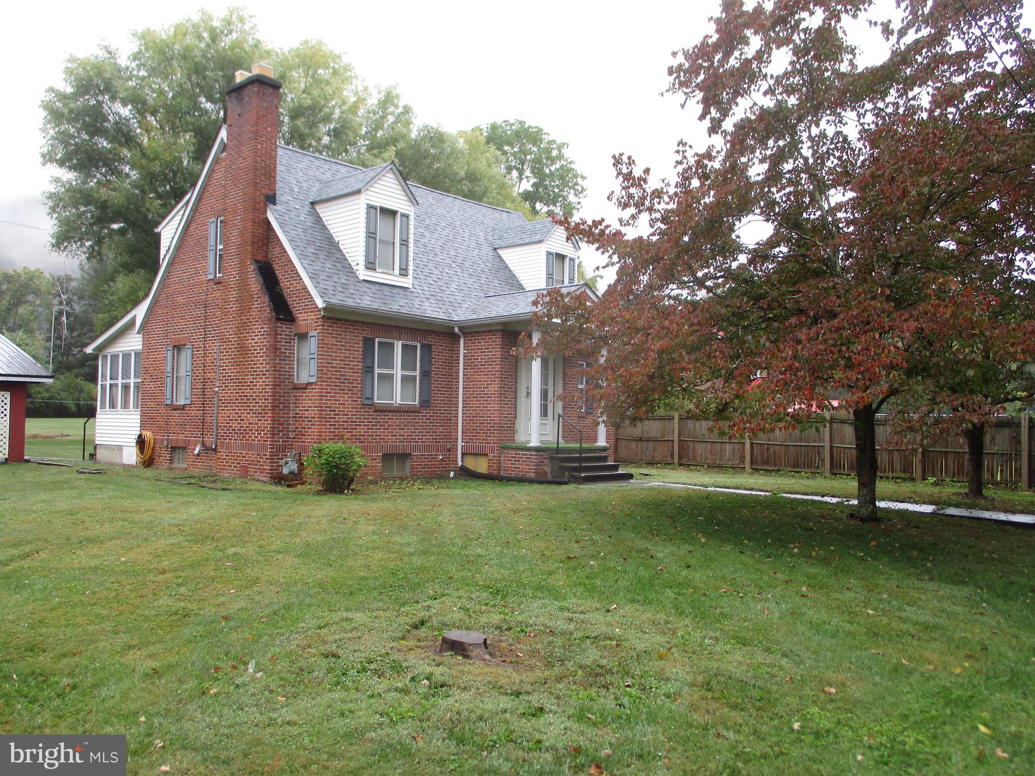 CHARMING MID-CENTURY MODERN HOME. 4 BR. HARDWOOD FLOORS. LARGE UNIMPROVED LOT IN BACK. QUIET NEIGHBORHOOD. TOU ARE GOING TO LOVE IT