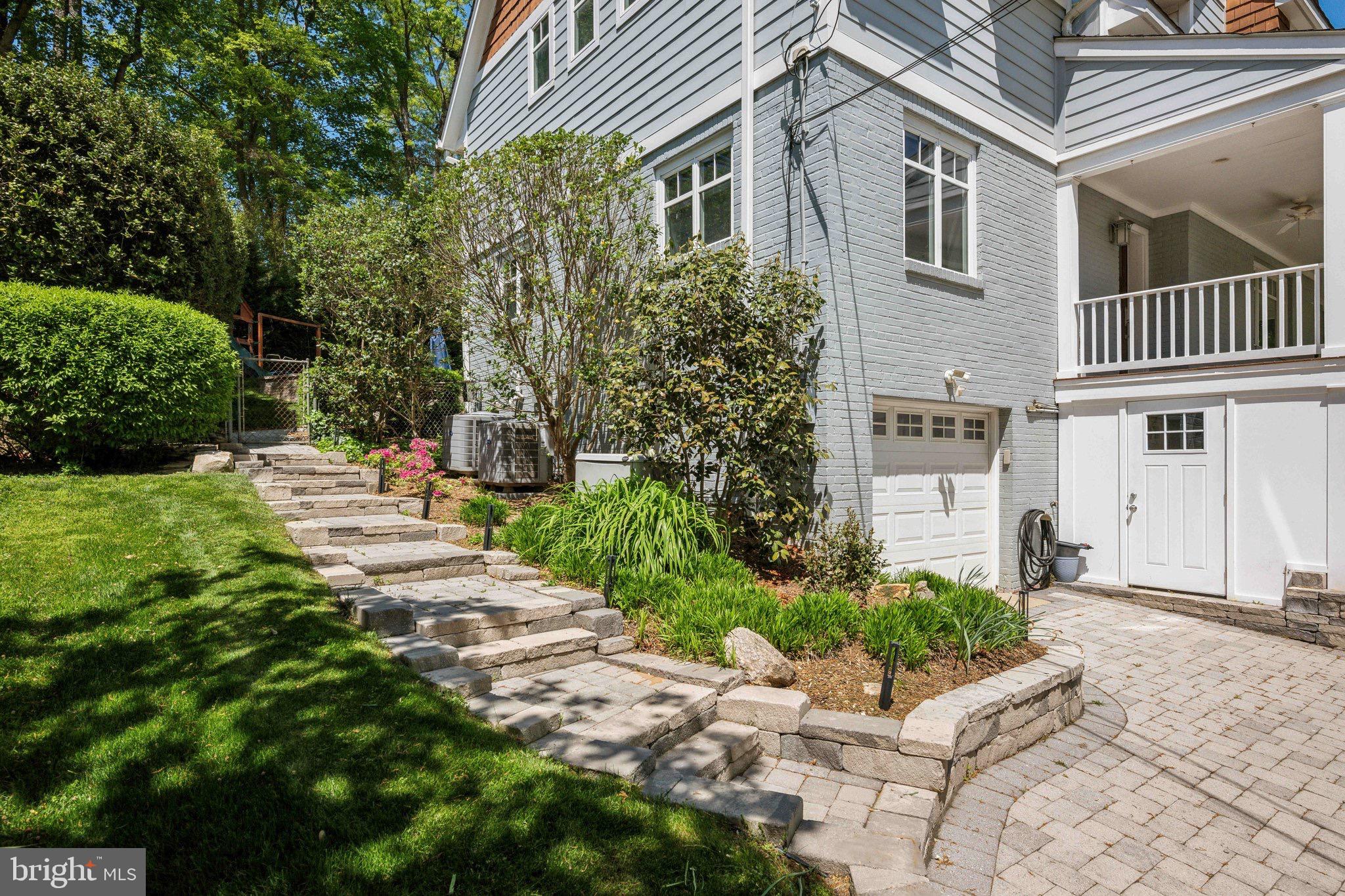 BROYHILL HILLS - Residential