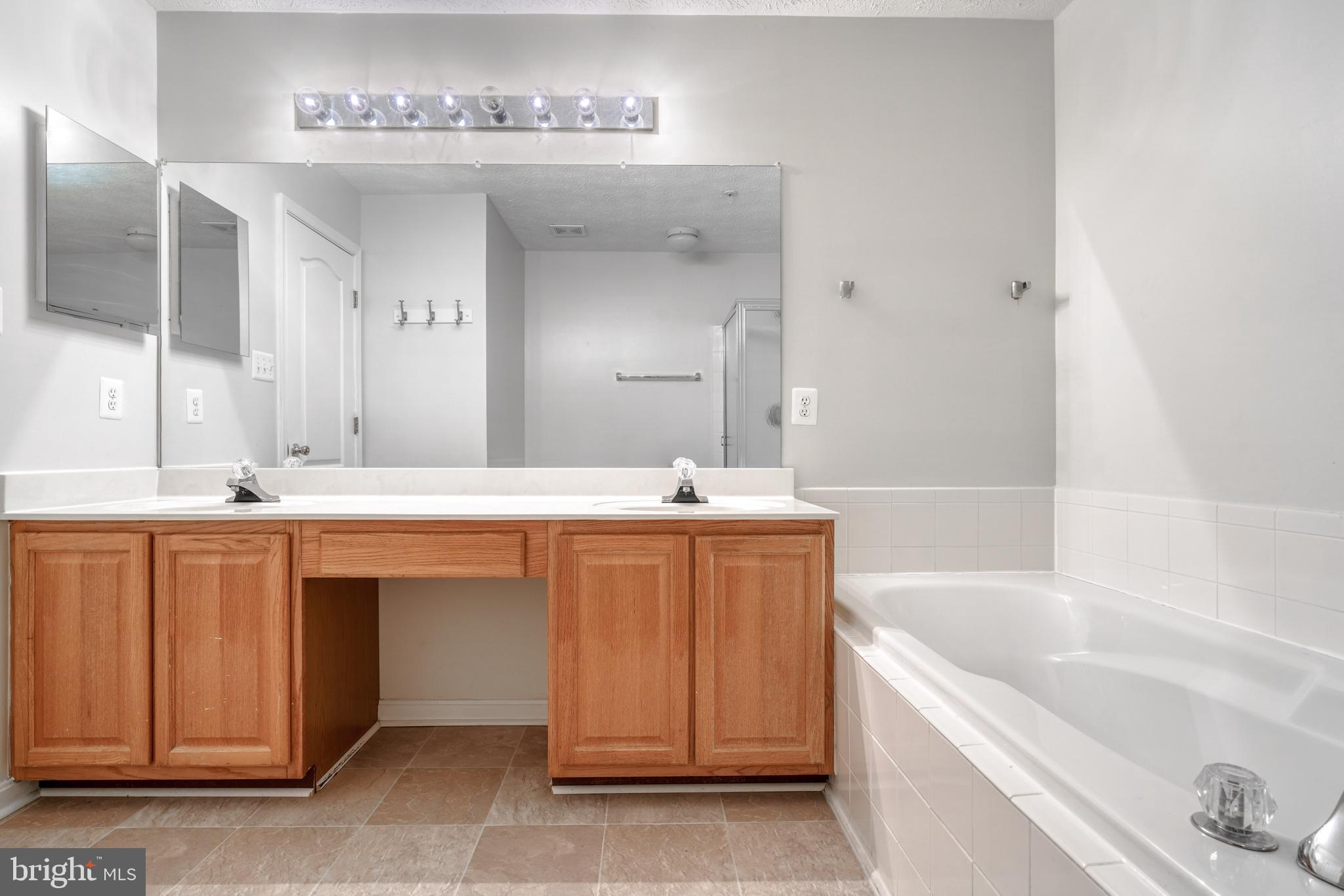 VILLAS ON WATERS EDGE - Residential