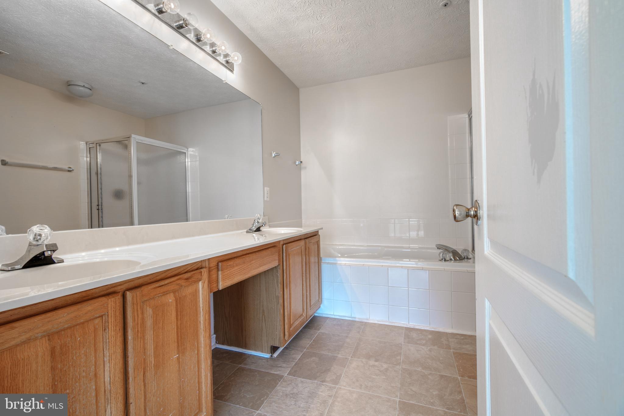 VILLAS ON WATERS EDGE - Residential