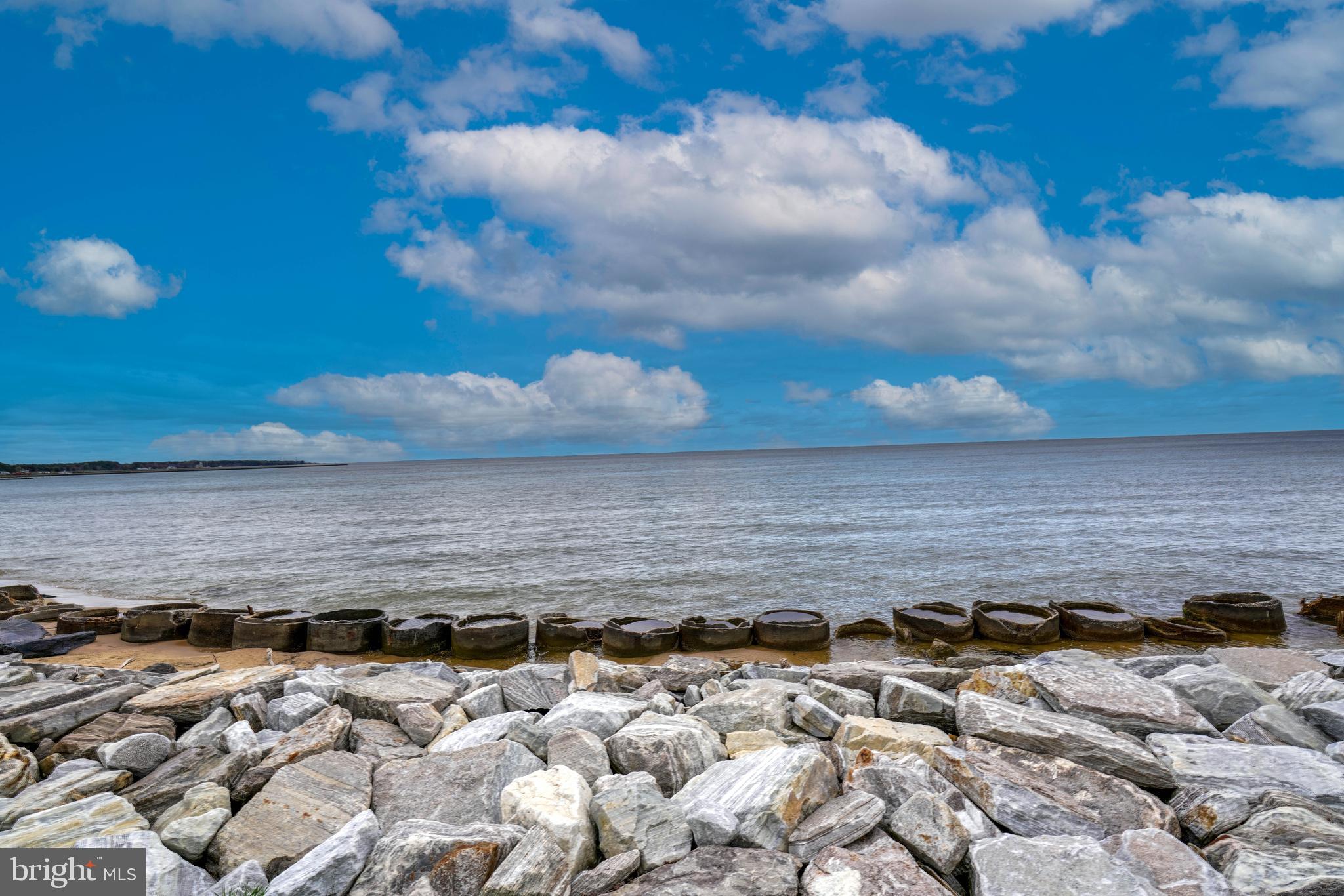 VILLAS ON WATERS EDGE - Residential