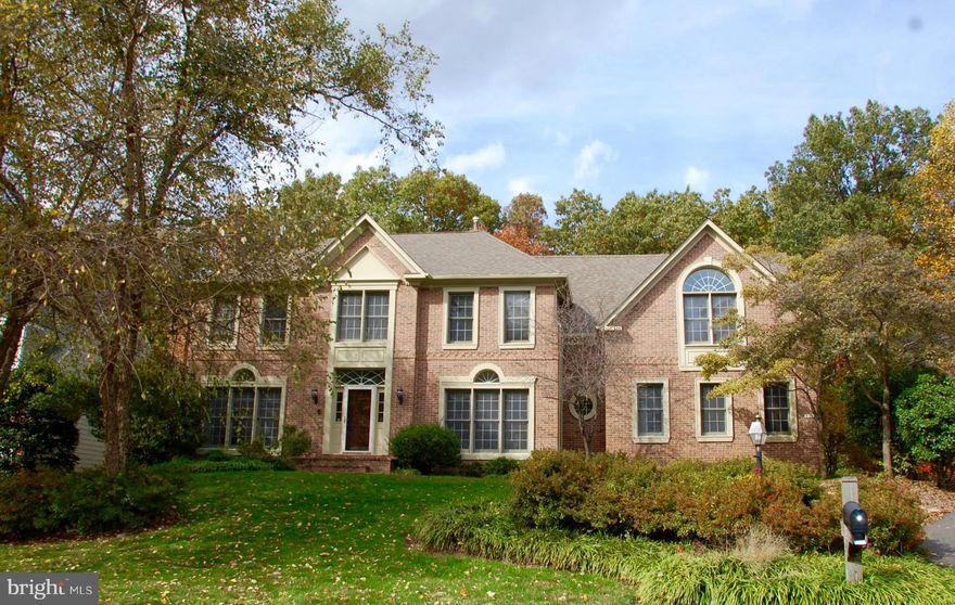 Beautiful 5 bedroom, 4.5 ba newly renovated house in Still Oaks! Fresh hrdwds & tile throughout main floor. This house is a must see!! Massive 2 story fam room with lg windows and stone firepl. One of the largest lots in Still Oaks that backs to woods & has walk out basement. New kitchen & appliances! Master bathroom has dual sinks, flat bottom bathtub, & frameless glass shower. FRANKLIN FARM !!