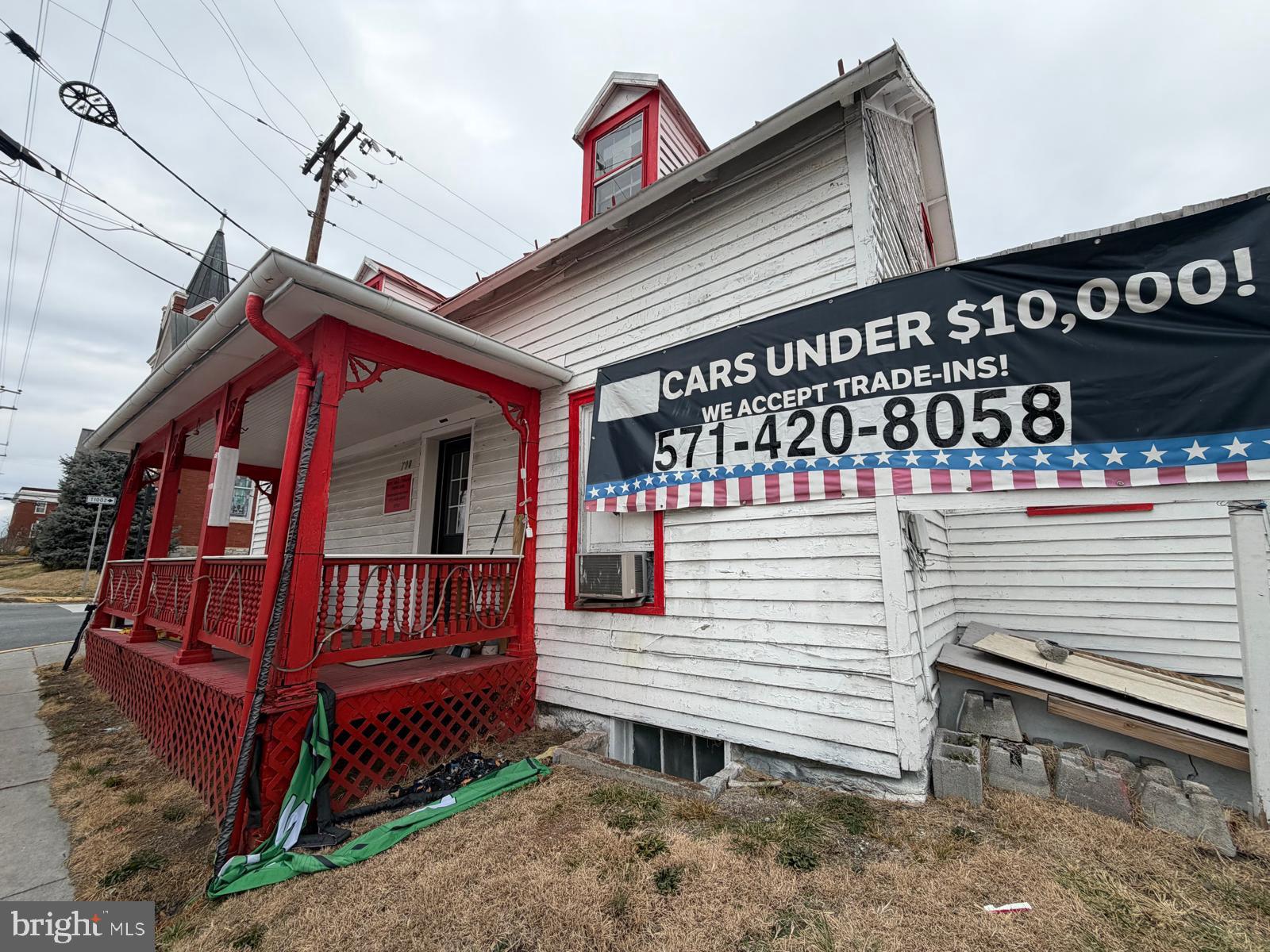 Main image without alt text