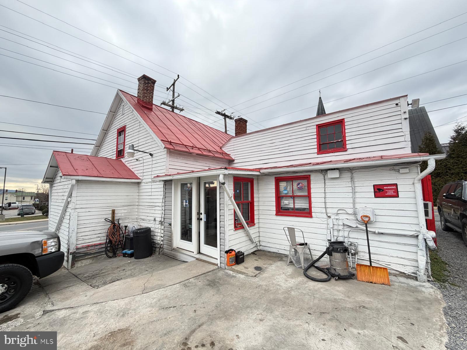 Main image without alt text