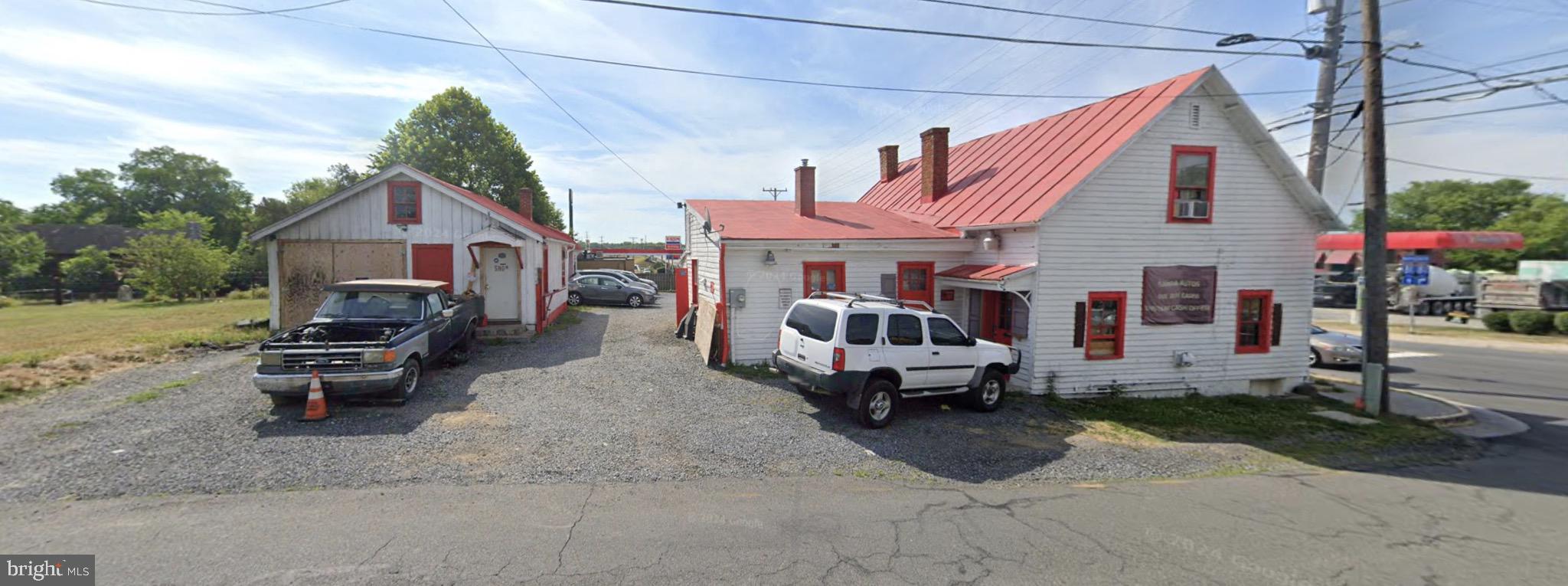 Main image without alt text