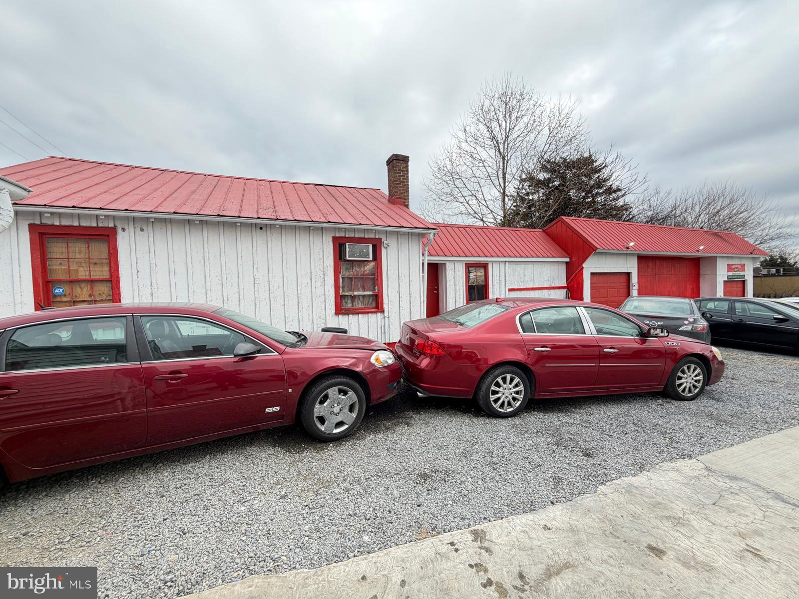 Main image without alt text