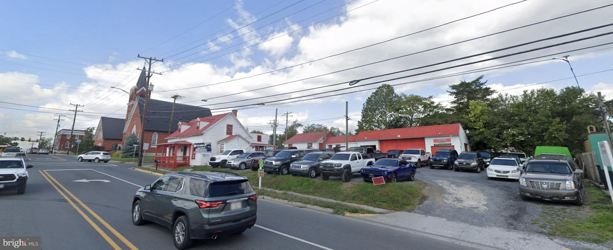 Main image without alt text