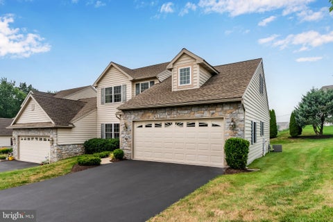 Townhouse For Sale - 2 Stonecrest Trail<br/> Lancaster County, ELIZABETHTOWN, PA 17022