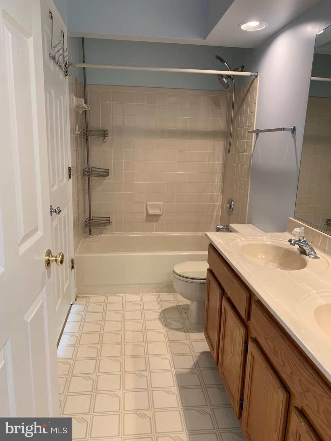 WOODGATE MANOR - Residential Lease