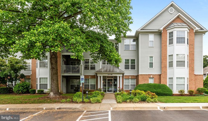 Stunning Top Floor w/ Vaulted ceilings condo in sought after Tidewater Colony!  Entire condo has been remodeled May 2025 - New Kitchen cabinets, quartz, backsplash and stainless appliances, new LVT flooring throughout, Freshly painted top to bottom, new vanities and lighting in bathrooms, Gas FP w/ built-in entertainment, upgraded lighting, private balcony w/ 2 entrances.  2017 - AC unit (Trane) and Aquatherm Air handler.

Community amenities include Pool, Fitness, Clubhouse, Tennis, Jog/Walk Path, Tot lots.  Super location - Naval Academy, AAMC, Downtown Annapolis, 50 & 97 - DC/Balt!