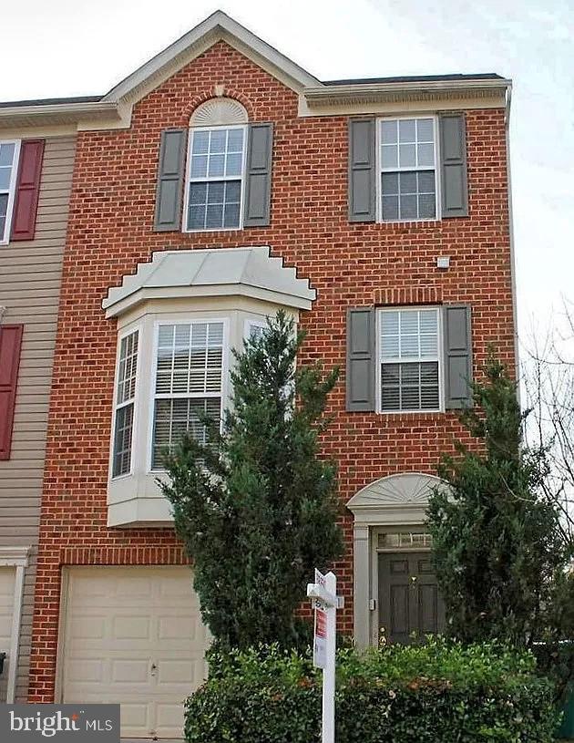 Beautiful brick front-end unit townhouse with 3 bedrooms and 2.5 bathrooms available for Rent. Conveniently located near major highways, shopping, and parks.