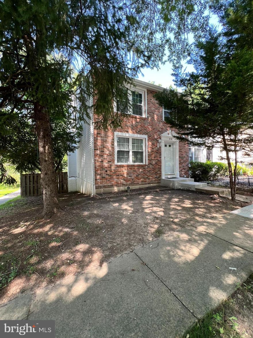 This beautiful end-unit townhouse is situated in the desirable Newington Forest community. It boasts an excellent location, close to major roads, restaurants, and shops. The main level features stunning hardwood floors, while the kitchen and bathrooms are finished with ceramic tiles. The property includes a large deck with stairs leading down to the patio, and the fully finished basement has a full bathroom and a cozy family room with a fireplace. Additionally, there is a spacious, fully fenced yard backyard.