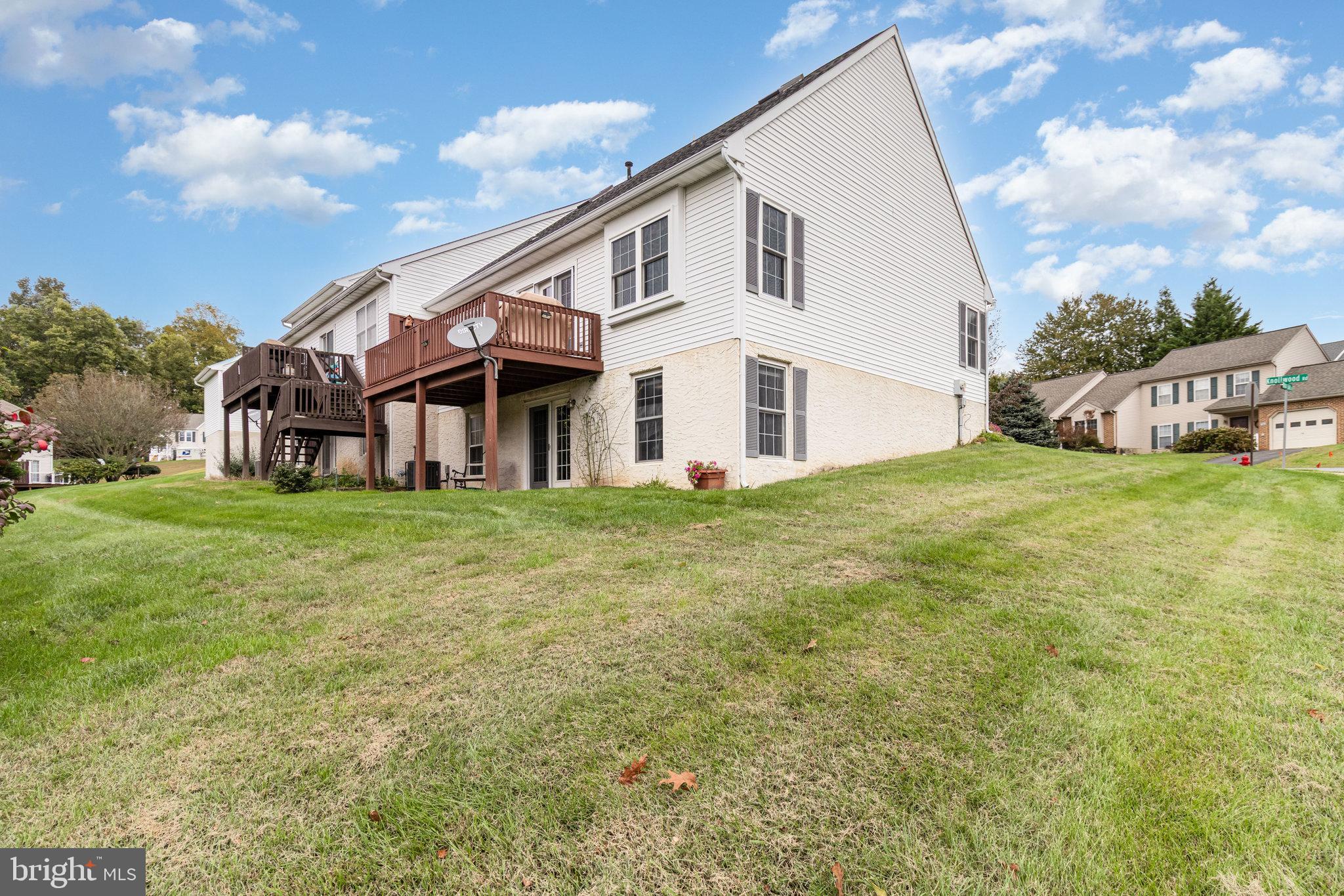 MANOR OAKS - Residential