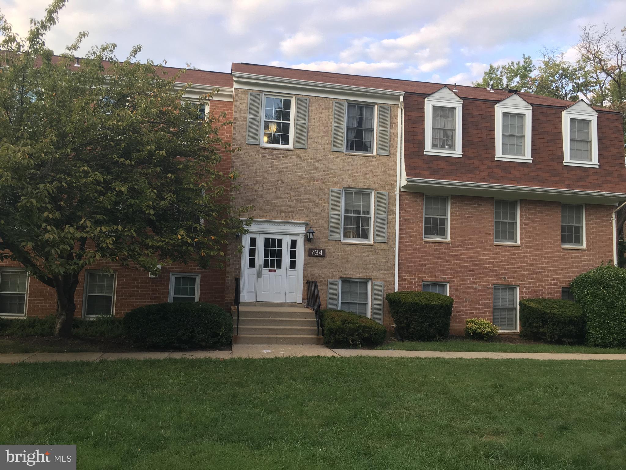 Very nicely renovated condo in Potomac Oaks. GCAAR APPS ONLY. All gas/elec/water utilities are included. Large master bed room and second bed room. Freshly new paint and new carpet. $50 application fee/per applicant. photo ID - two most recent pay stubs. $100 move in fee pay to the Potomac Oaks.