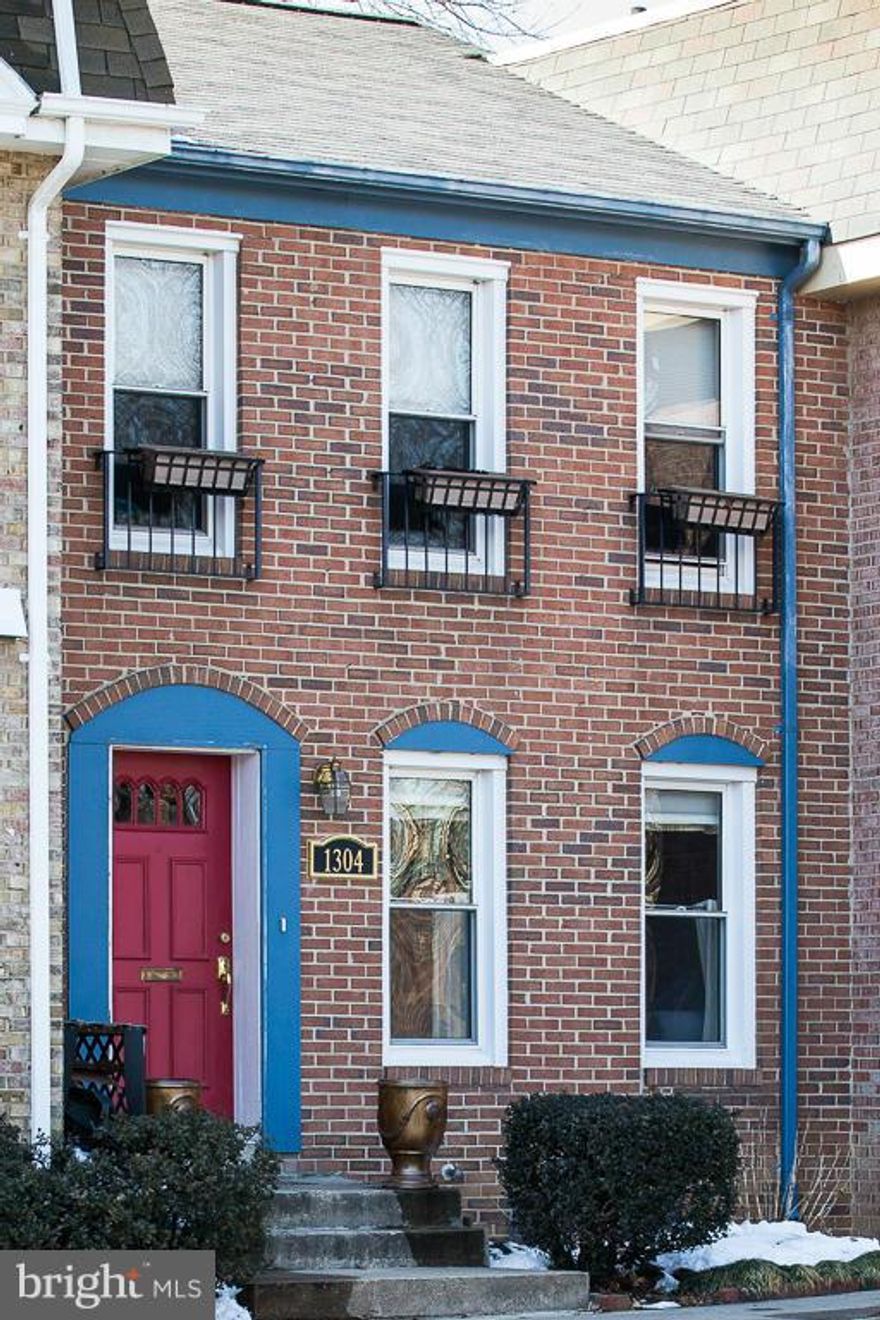 Fantastic condition! Rarely available 3 BR, 3 full baths in Old Town. Updated kitchen w/granite and st st appliances. Brand new completely renovated master bath! All other bathrooms very nicely updated. Large living space to spread out in. Storage! Spacious back patio. Mins to Metro, GW Pkwy, and Nth Old Town amenities. Steps to parks, Mt Vernon Trail, bus lines. Very active and social community!