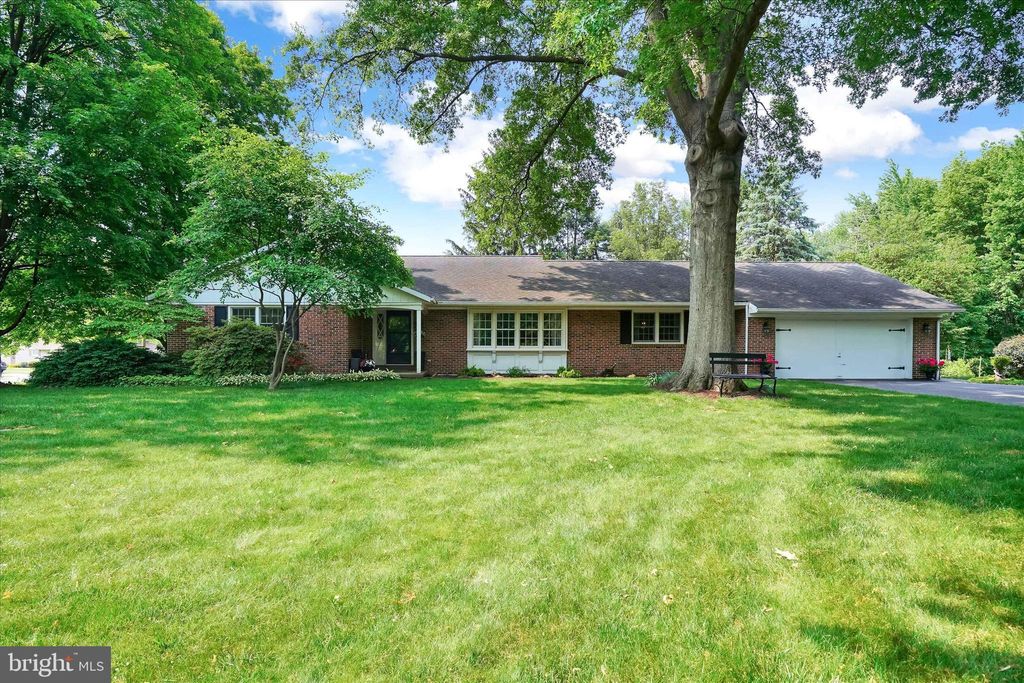 Photo of 1101 E COLLEGE AVE, ELIZABETHTOWN, PA 17022 (MLS # PALA2034862)