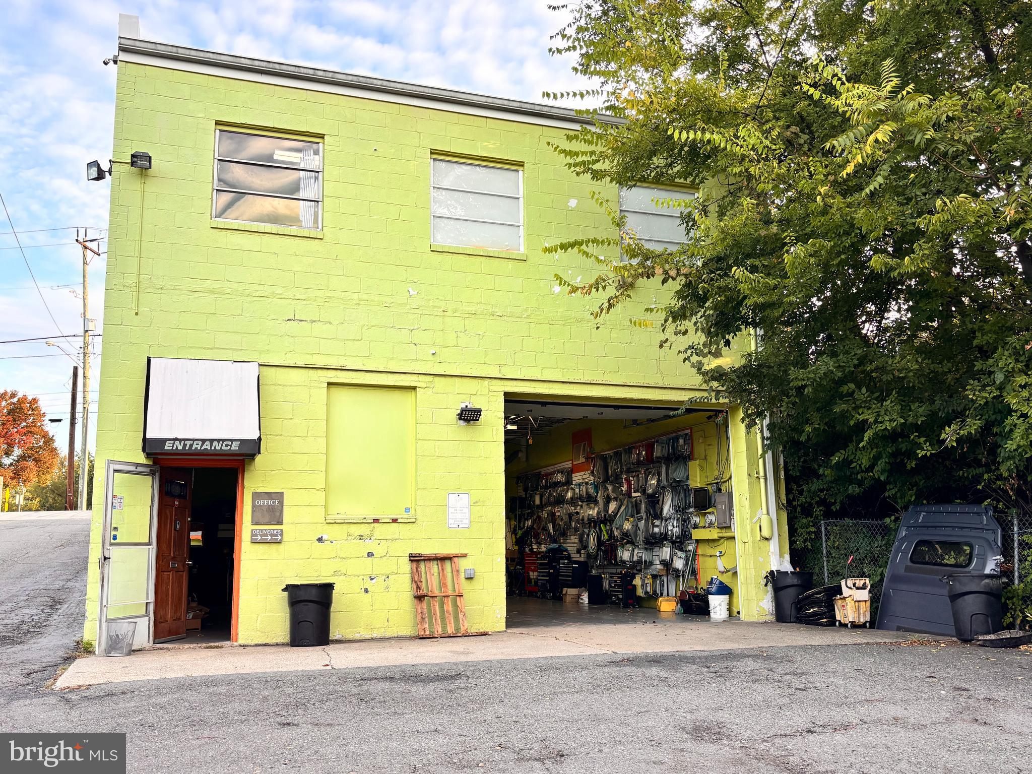 Main image without alt text